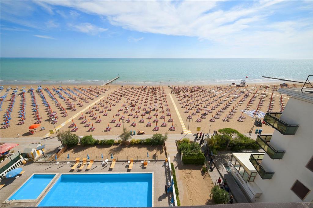 Hotel Tritone Jesolo Lido Exterior photo