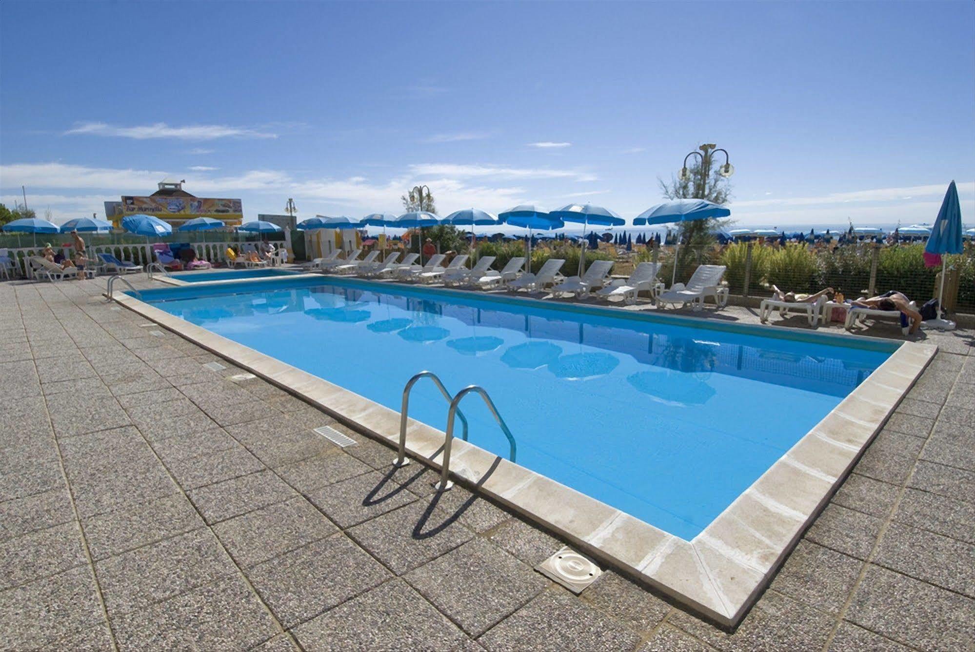 Hotel Tritone Jesolo Lido Exterior photo