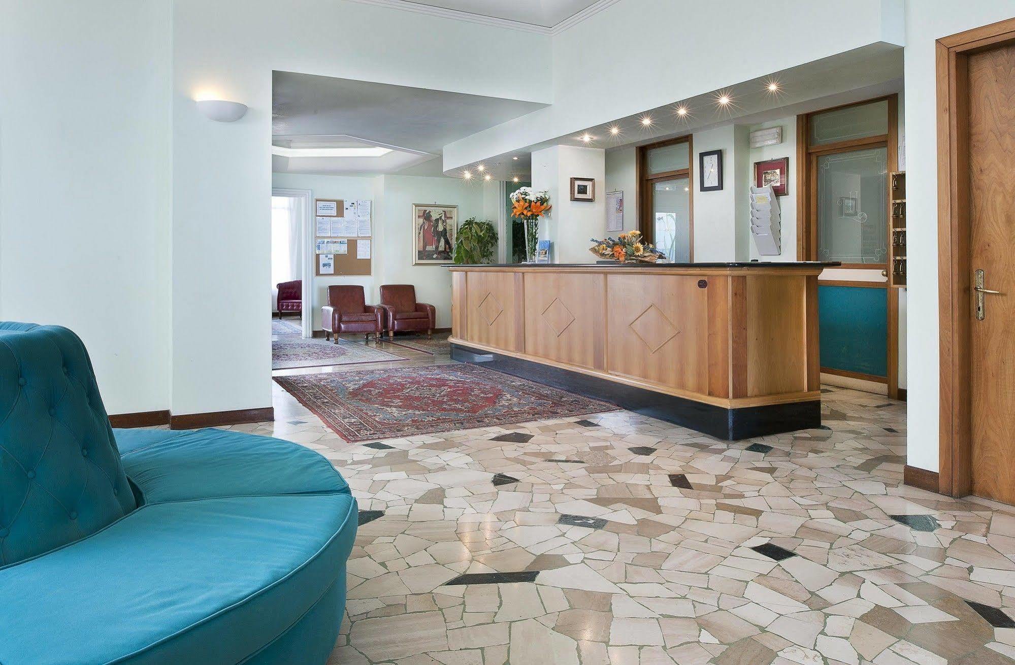 Hotel Tritone Jesolo Lido Exterior photo
